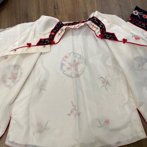 Beautiful embroidered Chinese top - Picture 8 of 10